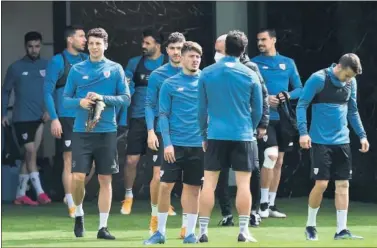  ??  ?? Raúl García, de espaldas con el Athletic en grupo saliendo a entrenar ayer en Lezama.