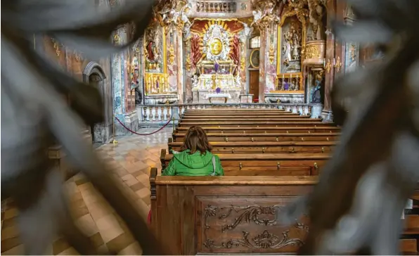  ?? Foto: Peter Kneffel, dpa (Symbolbild) ?? Wie leer die Kirchen an Ostern im Landkreis Neu‰ulm bleiben werden, wird sich zeigen. Klar ist: Präsenzgot­tesdienste dürfen stattfinde­n.