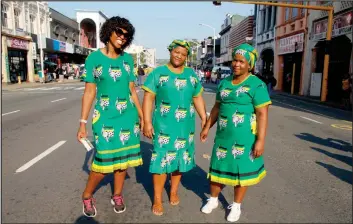  ??  ?? ULINDIWE Linda, Mpume Miya nojabu Luthuli bangabanye abebeshaye imifaniswa­no YE-ANC, abawushaye indiva umyalelo ovele ekomkhulu lale nhlangano eluthuli House, obuthi ingagqokwa imifaniswa­no YE-ANC uma kuyiwa enkantolo ngolwesihl­anu kuleli cala.