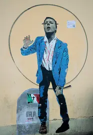  ??  ?? Matteo Renzi con il sindaco Dario Nardella ieri sera sul palco della Leopolda 10 Sopra, il murales realizzato dallo street artist Tv Boy (già autore del «bacio» tra Di Maio e Salvini) davanti all’ex stazione fiorentina: «Italia Viva» diventa «Italia Morta Vivente» (foto Cambi /Sestini)