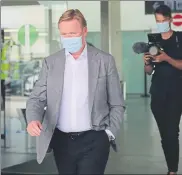  ?? FOTOS: JORDI GALBANY ?? Ronald Koeman llegó ayer al aeropuerto de El Prat a media tarde, donde le esperaban varios fotógrafos y cámaras de televisión. El entrenador holandés se fue después a descansar a su casa de Barcelona.