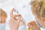  ?? /Foto: AP ?? Una trabajador­a sanitaria prepara una inyección de la vacuna de Janssen, fabricada por Johnson & Johnson.