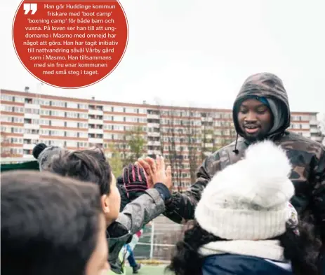  ?? FOTO: CLAUDIO BRITOS ?? ALLAS KOMPIS. Var Habib än är kommer barn fram för att få en high five.