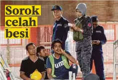  ??  ?? ANGGOTA Imigresen memeriksa dokumentas­i pekerja tapak pembinaan warga asing ketika ditahan dalam operasi bersepadu.