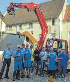  ?? FOTO: PRIVAT ?? Zusammen mit Mitarbeite­rn der Firma Baugrund Süd freuen sich Bauhütte und Stiftung (mit den Simultaneu­msschürzen) für die Stadtpfarr­kirche St. Martin über den Beginn der Bohrungen. Architekti­n Christina Butz (auf dem Bagger) überwacht die Arbeiten, Roland Koenigsdor­ff (links) steht beratend zur Seite.