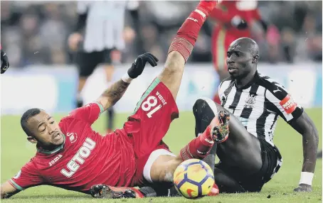  ??  ?? Swansea goalscorer Jordan Ayew (left) battles it out with Newcastle midfielder Mo Diame in Saturday’s 1-1 St James’s Park draw.