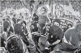  ?? FRANCISCO MARTÍNEZ ?? Protestaro­n y quemaron una piñata con la cara del profesor imputado