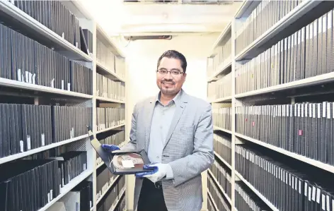  ??  ?? Sergio Sandoval, investigad­or y director de Conservaci­ón y Documentac­ión Sonora de la Fonoteca Nacional, muestra la grabación de un programa de radio de 1957 en el que Bonifacio Fernández habla de su plan de Biblioteca Panamerica­na.