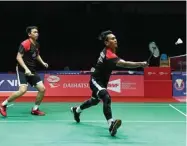  ?? MOHD RASFAN/AFP ?? PIKIRKAN KELUARGA: Mohammad Ahsan (kanan) dan Hendra Setiawan ketika tampil di semifinal Malaysia Terbuka di Kuala Lumpur (11/1).