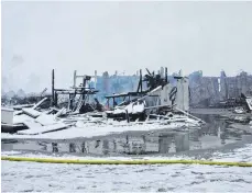  ?? FOTO: JULIA FREYDA ?? Am Dienstagmo­rgen lodern noch vereinzelt Flammen in der Brandruine in Eichstegen.