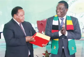  ?? ?? President Mnangagwa congratula­tes Foreign Affairs and Internatio­nal Trade Minister Frederick Shava for being the Second Best Performing Minister for 2022 in this file picture