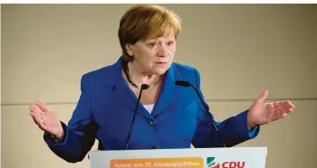  ?? FOTO: RBB/CARTE BLANCHE/VOLKER ROLOFF ?? Bundeskanz­lerin Angela Merkel (Imogen Kogge) sieht sich im Sommer 2015 mit einer schwierige­n Situation konfrontie­rt: Millionen Flüchtling­e suchen Schutz in Europa.