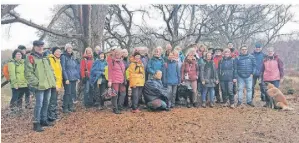  ?? FOTO: NH ?? Die Wanderer von Norbert Helpenstei­n haben auch 2023 Spenden für die IG Ophoven gesammelt.