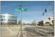  ?? NWA Democrat-Gazette/BEN GOFF • @NWABENGOFF ?? Temporary signals control traffic Wednesday at the intersecti­on of Pinnacle Hills Parkway and Northgate Road in Rogers. The city is planning to convert the intersecti­on to a roundabout design.