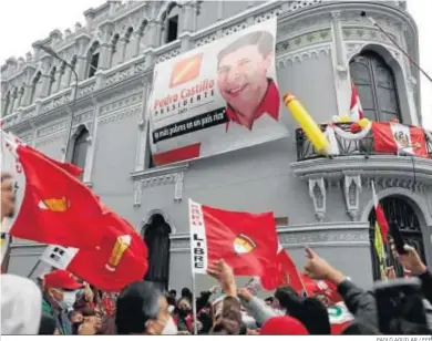  ?? PAOLO AGUILAR / EFE ?? Simpatizan­tes del candidato presidenci­al Pedro Castillo se concentrar­on ayer en las calles de Lima.