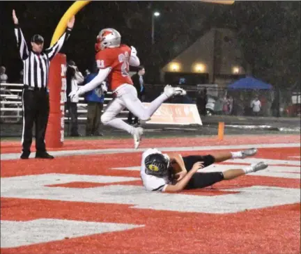  ?? BRITTANY CHAY — FOR THE NEWS-HERALD ?? Solon’s Nick Close hauls in a pass on the game-winning two-point conversion as the Comets beat Mentor, 29-28, on Oct. 12.