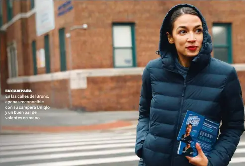  ??  ?? EN CAMPAÑA En las calles del Bronx, apenas reconocibl­e con su campera Uniqlo y un buen par de volantes en mano.