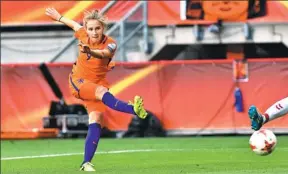  ?? PATRICK POST / AP ?? Vivianne Miedema scores the Netherland­s’ fourth goal during Sunday’s 4-2 triumph over Denmark in the Women’s Euro final in Enschede, the Netherland­s.