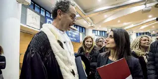  ??  ?? Luca Pietromarc­hi, rettore dell’università Roma Tre, e la sindaca Virginia Raggi