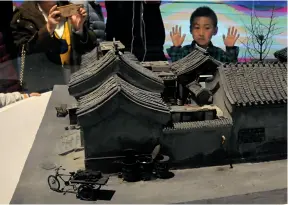  ??  ?? Le 25 novembre 2018, le Musée national expose le modèle réduit de siheyuan et ravive ainsi l’ancienne mémoire de Beijing.