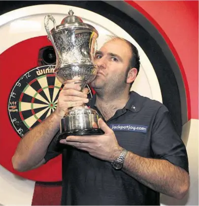  ??  ?? SILVER SENSATION: Scott Waites seals last year’s victory with a kiss