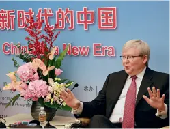  ??  ?? L’ancien premier ministre d’Australie Kevin Rudd en pleine interview au cours du 7e Forum mondial sur la sinologie à Shanghai