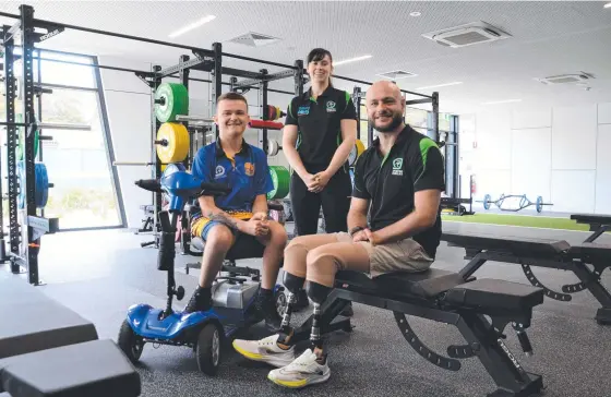  ?? Picture: Natasha Emeck ?? Townsville wheelchair basketball player Byron Holman, 19, with exercise physiologi­st Alicia Allen and Paralympia­n Chris Bond.