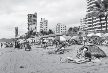  ?? Vicente costales / el comercio ?? •
Los turistas fueron observados este fin de semana en la playa de Tonsupa.