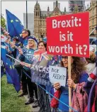  ??  ?? Remainers protesting outside Parliament