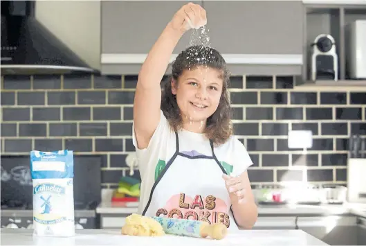  ?? EMMANUEL FERNÁNDEZ ?? Manos en la masa. Julieta Leonetti Aguado (12), en la cocina de su casa. “Me pone muy feliz poder ayudar”, cuenta.