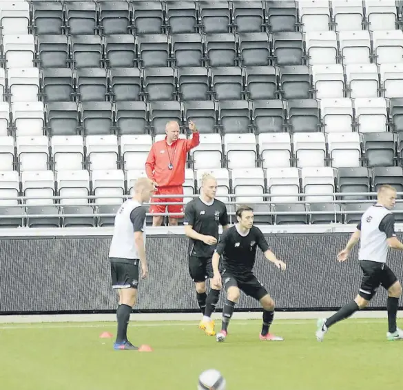  ??  ?? STILLER TOPPET: Odd-trenere Dg-Eilev Fagermo tar ingen sjanser og stiller med et toppet Odd-manskapet i trosdages kamp mot Ballymena.