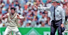  ?? ?? Turning point: Australian umpire Darrel Hair no-balling Muttiah Muralithar­an