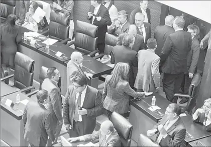  ??  ?? Senadores del PRI abandonan el salón del pleno, con la intención de hacer el vacío cuando se pretendía discutir temas vinculados a la gestión de César Duarte en Chihuahua ■ Foto José Antonio López