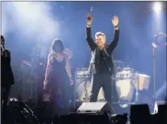  ??  ?? EXITOSO. Alejandro Sanz saluda a su público, en un concierto.