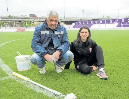  ?? FOTOS: LUCIANO THIEBERGER ?? Padre e hija. Pipi se crió en Sacachispa­s, donde Ricardo es el canchero hace 41 años.