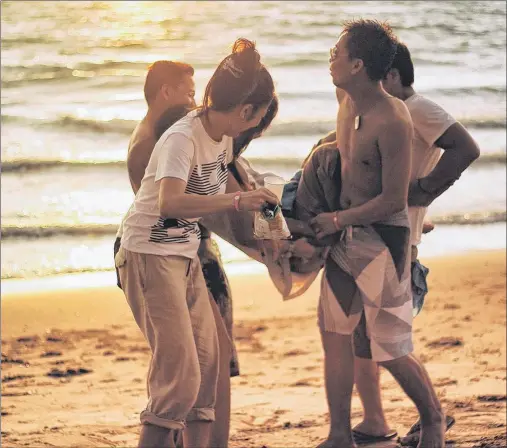  ?? KTPHOTOGRA­PHY/PIXABAY ?? A group of friends together on the beach.