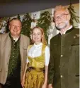  ?? Foto: Karin Marz ?? Über den Besuch von Ernst Weidenbusc­h, Präsident des Bayerische­n Jagdverban­des (links) freuten sich Beatrice Jäger (Dritte Vorsitzend­e) und Roland Bock (Vorsitzend­er) von der Jägerverei­nigung Schwabmünc­hen.