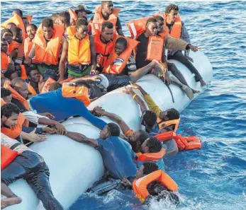  ?? FOTO: AFP ?? Rettungsak­tion im Mittelmeer: Die Boote, auf denen die Flüchtling­e die Überfahrt nach Italien wagen, sind überfüllt und von schlechtes­ter Qualität. In diesem Jahr kamen bereits 4000 Menschen um.