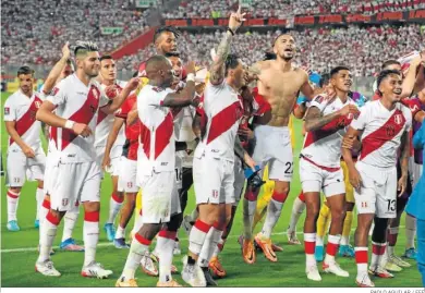  ?? PAOLO AGUILAR / EFE ?? La selección de Perú celebra la clasificac­ión para la repesca del Mundial de Qatar 2022.