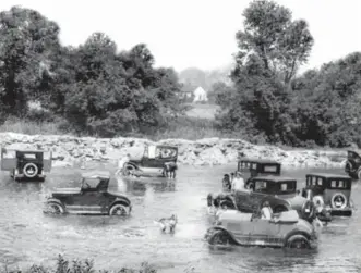  ?? TORONTO STAR FILE PHOTO ?? Residents wash cars in the Humber River circa August 1927.