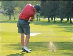  ?? NEWS PHOTO SEAN ROONEY ?? Dillon Batsel hits his tee shot on the 18th hole at Medicine Hat Golf and Country Club Monday during the final round of the Victoria Day Classic.
