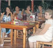  ??  ?? Arriba, algunas de las mujeres que recibieron sus reconocimi­entos durante la cena ofrecida para sus familiares en el cenote Zací, en Valladolid. A la izquierda, Elsy Méndez Avilés con su reconocimi­ento