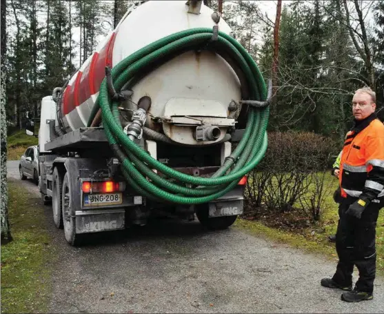  ?? KIM LUND ?? OROLIG. Jan Lindholm hör till dem som oroar sig för hur det ska gå då slamtransp­orterna sköts i kommunal regi.