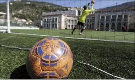  ?? (Photo Frantz Bouton) ?? Lors de certaines rencontres chez les très jeunes, le ballon ne tourne plus rond. Educateurs, dirigeants et parents sont dans le viseur.