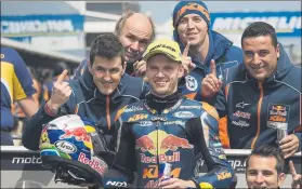  ?? FOTO: GETTY ?? Brad Binder, celebrándo­lo con su equipo. Pole por delante de Quartararo y Bulega