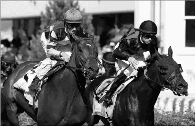  ?? BARBARA D. LIVINGSTON ?? Divisidero (left) rallies to defeat Beach Patrol in the Grade 1 Woodford Reserve Turf Classic.