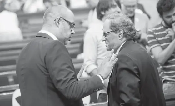  ?? Foto: Efe ?? El conseller Miquel Buch (i) conversa con el president Quim Torra durante un pleno del Parlament de Catalunya. Contra la “kale borroka independen­tista”.