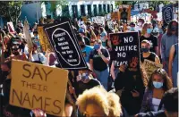  ?? RAY CHAVEZ — STAFF PHOTOGRAPH­ER ?? Hundreds arrive at Berkeley High School after marching from San Pablo Park during a peaceful demonstrat­ion on June 9.