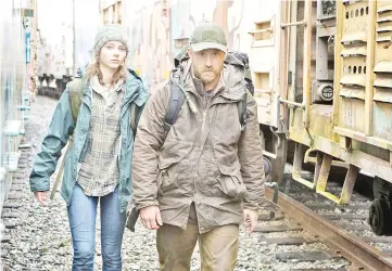  ??  ?? (Above and below) McKenzie and Foster star in ‘Leave No Trace’ — Courtesy of Bleecker Street