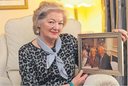  ?? Picture: Dougie Nicolson. ?? Elizabeth Birrell with a photo of her late husband Ian.